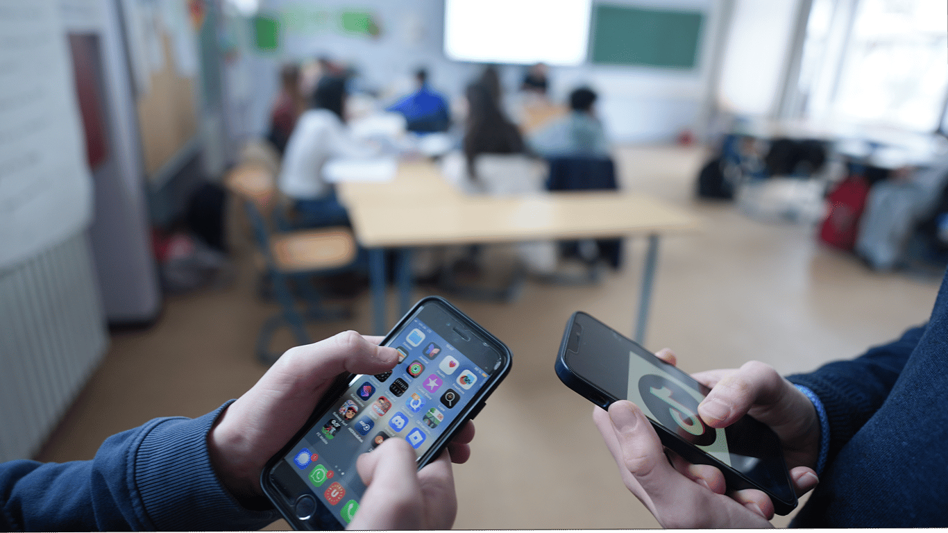 Рада планує обмежити соцмережі для дітей