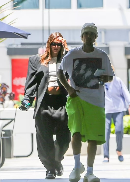 Гейлі Бібер.засвітила вагітний животик