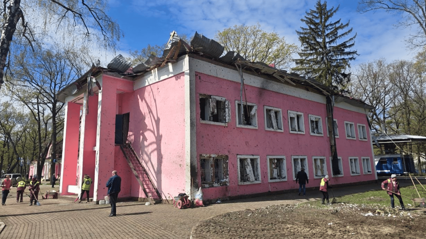 Обстріл дитячої залізниці в Харкові: фоторепортаж наслідків