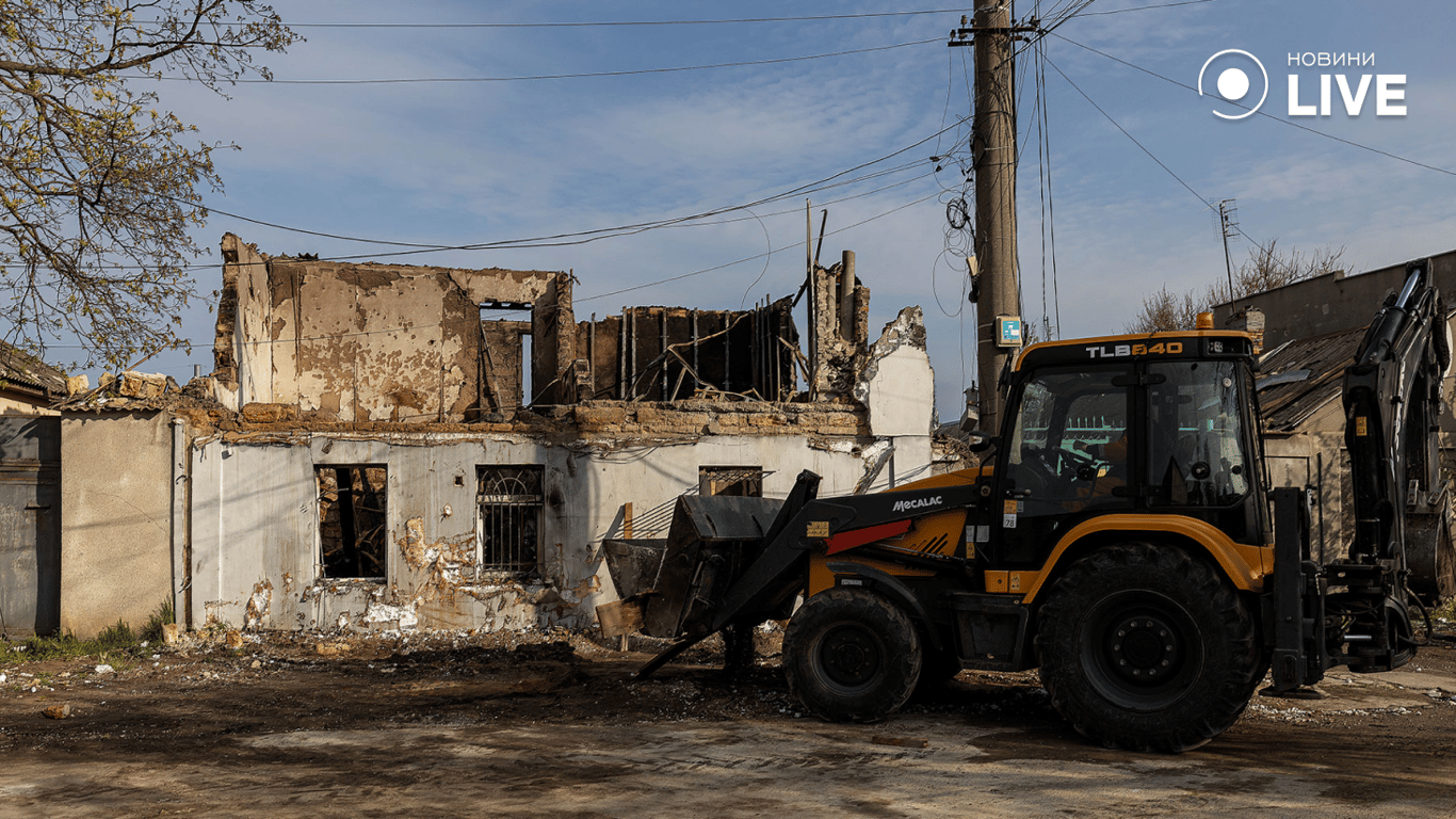 Важка техніка працює на місці влучання російського БпЛА