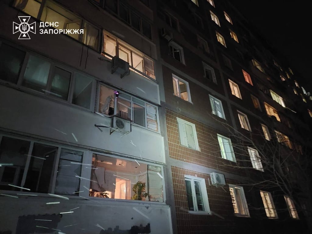 Многоэтажка после обстрела. Фото: ГСЧС Запорожья 