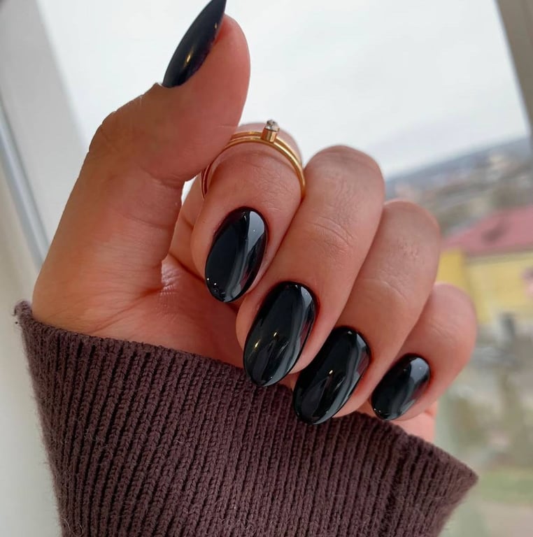 Чорний манікюр вже став класикою