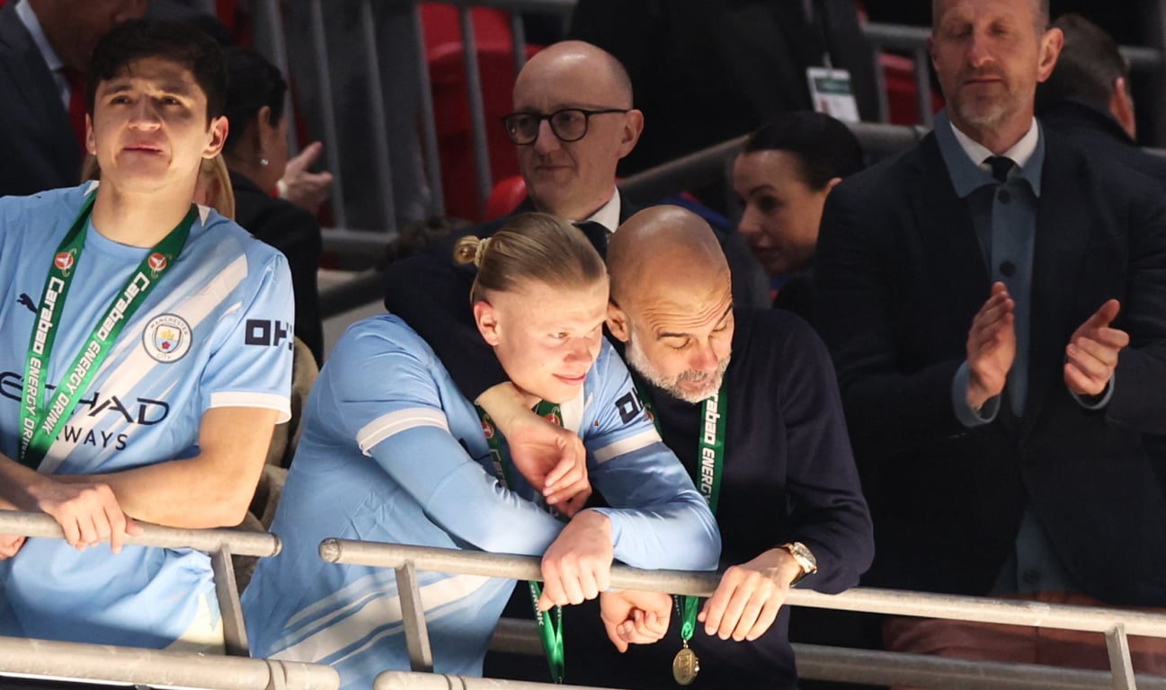 Эрлинг Холанн и Хосеп Гвардиола после победы в Кубке английской лиги 22 марта 2026 года