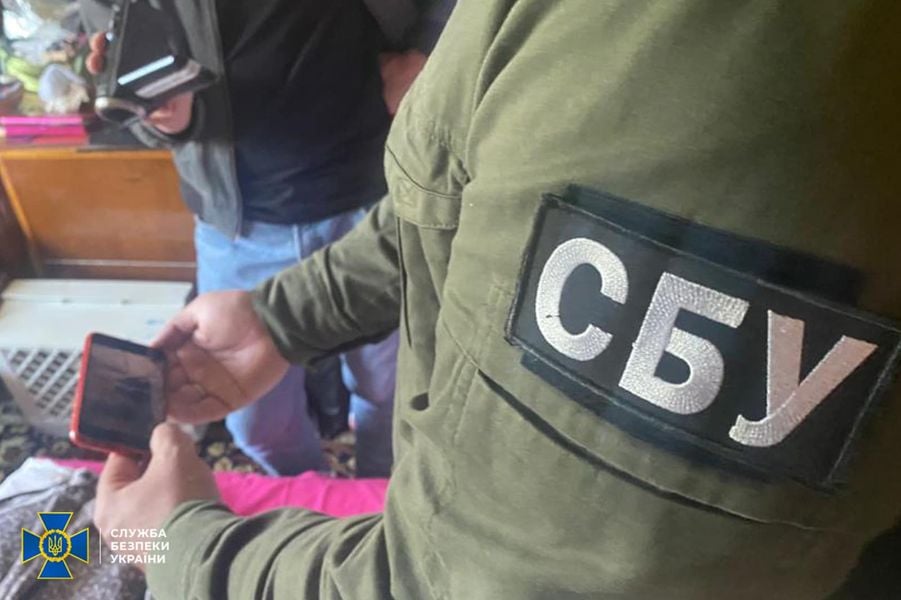 Затримання жінки працівниками СБУ. Фото: СБУ Львівщини 