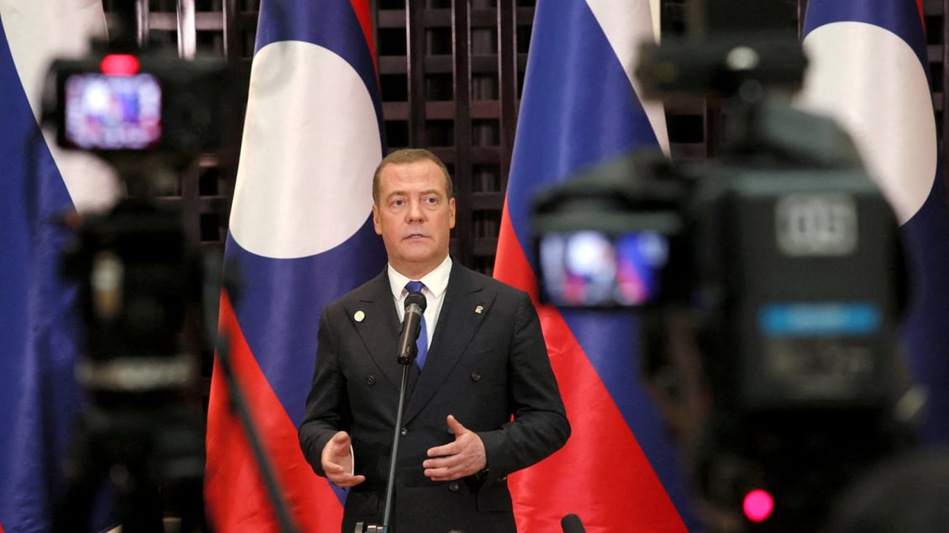 Медведев впал в бешеную истерику на фоне заявлений Байдена и решения Украины по УПЦ МП