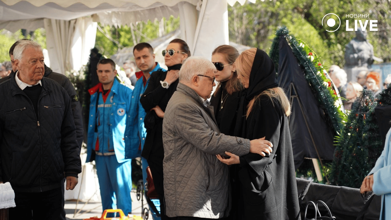 Поховання померлого депутата Олександра Іваницького