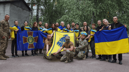 До України повернулися військовополонені полку "Азов" — фоторепортаж - 285x160