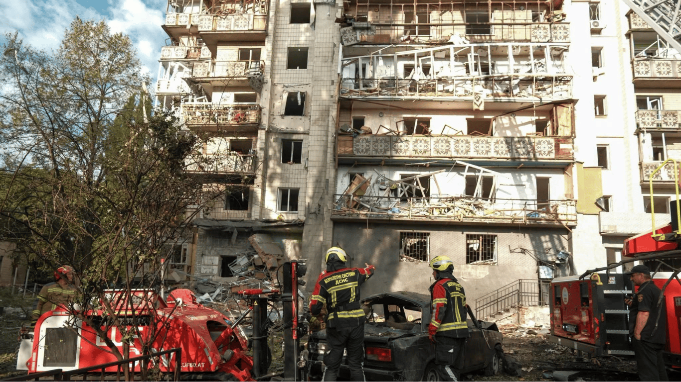 Рятувальники врятували з-під завалів чотирьох людей у Києві