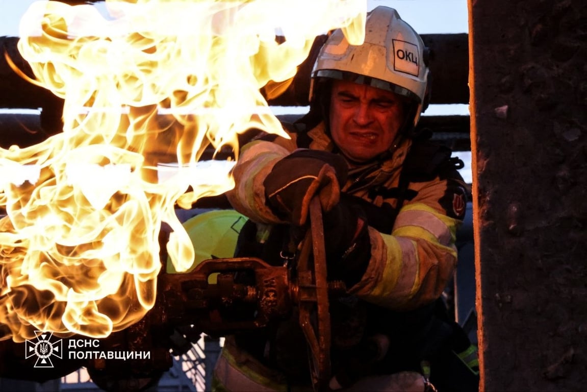 Рятувальники ліквідовують наслідки російського обстрілу Полтавщини