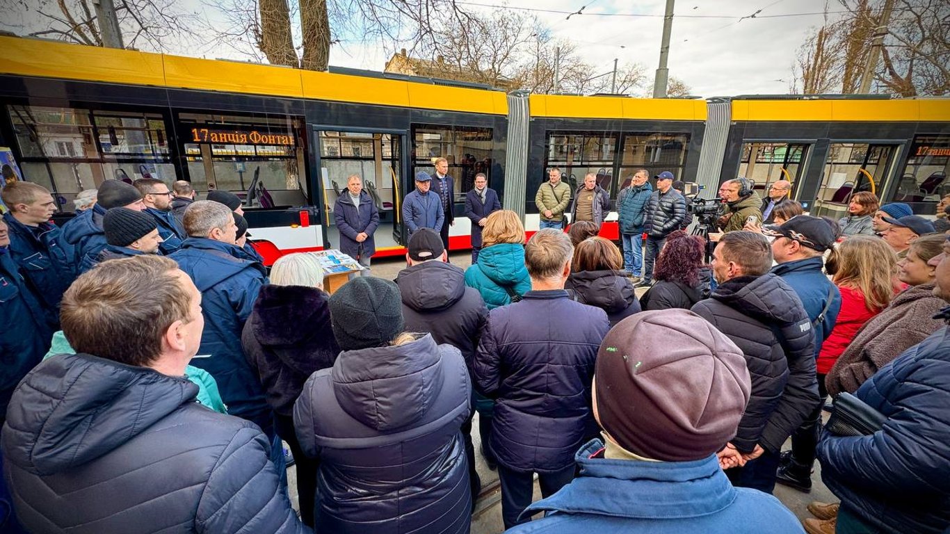 В Одессе на тестовые рейсы вышел трехсекционный низкопольный трамвай
