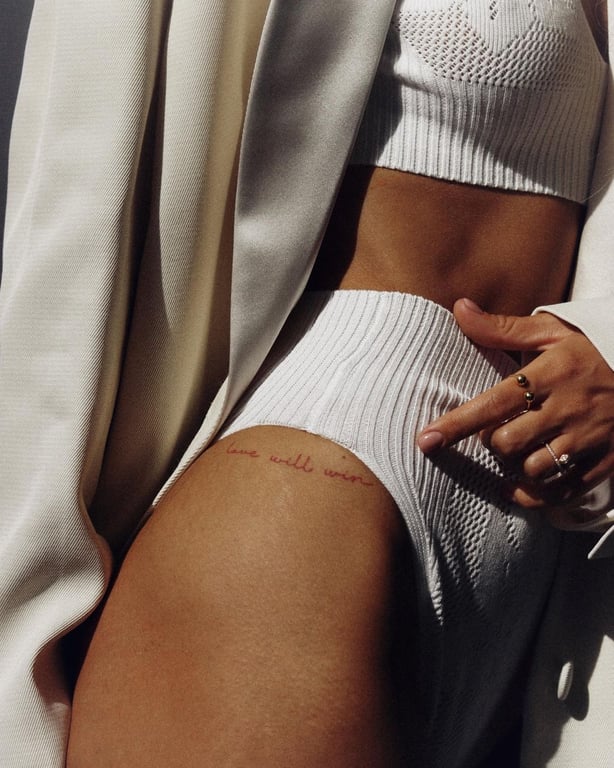 Кохання переможе: Даша Квіткова засвітила підтягнуте тіло у спідньому - фото 4