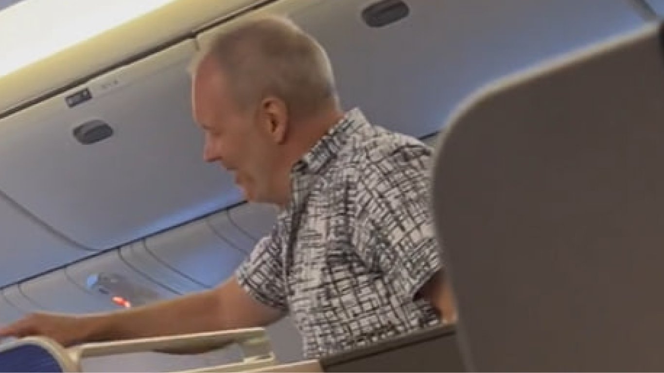 В Чикаго высадили из самолета пассажира бизнес-класса, летевшего в Амстердам: какая причина