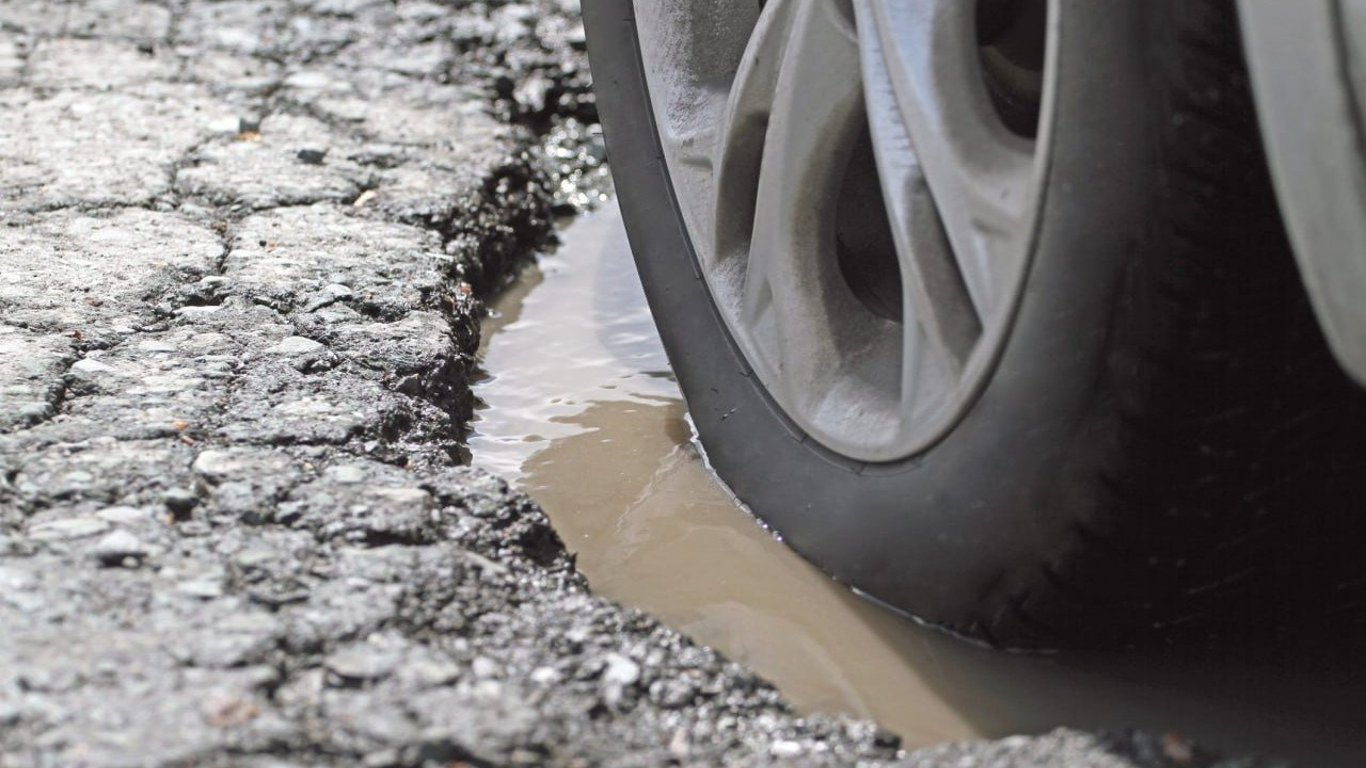 Безпека на дорозі — чому водіям слід уникати різкого гальмування перед ямами