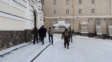 Сотрудники СБУ пришли с обысками в Почаевскую лавру - 285x160