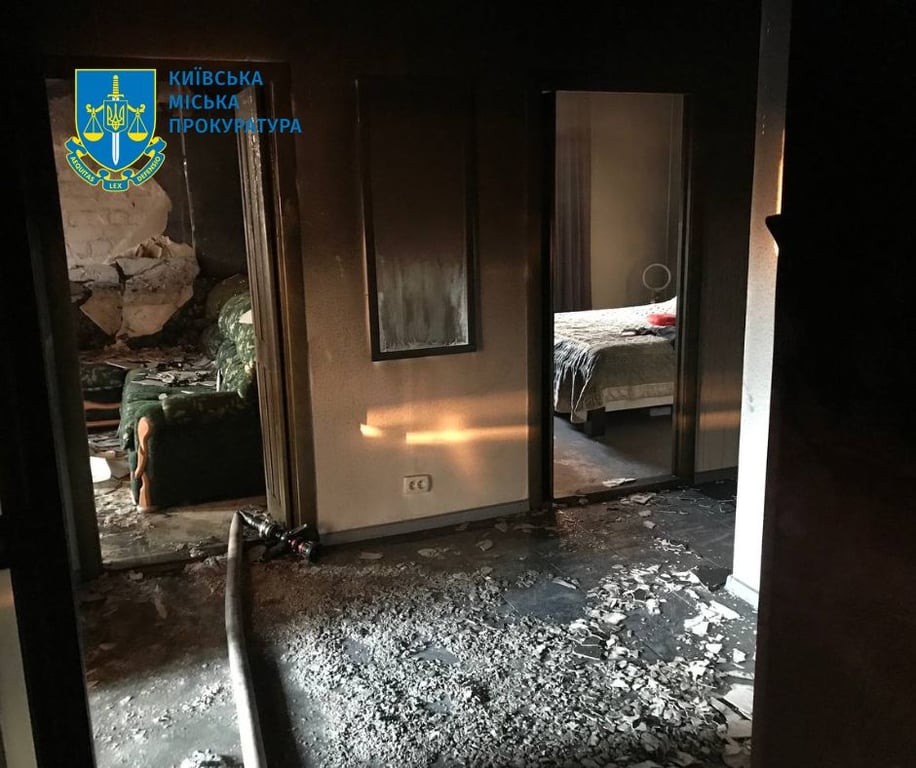 Разрушение после попадания обломков ракеты в дом на Оболони в Киеве 30 июня