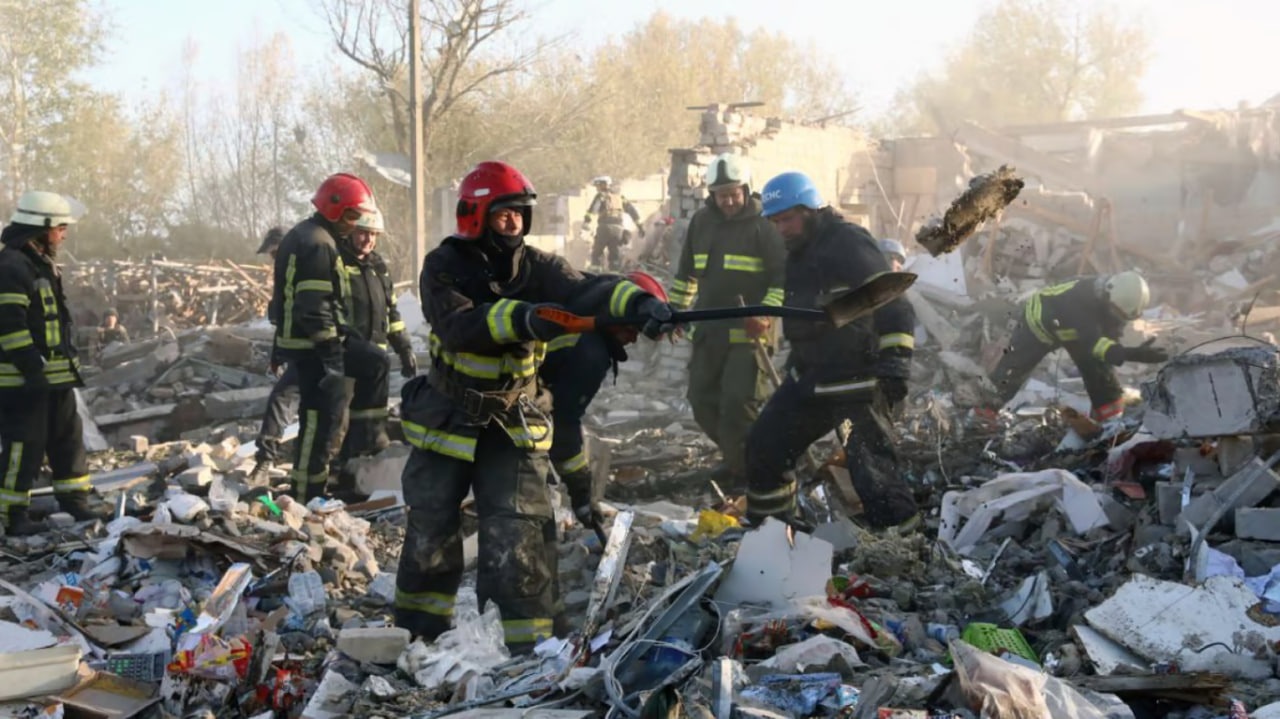 Спасатели на месте обстрела Харьковской области 5 октября