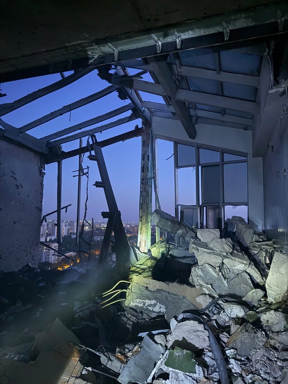 Троє поранених та дірка в будинку — деталі атаки на Одесу - фото 7