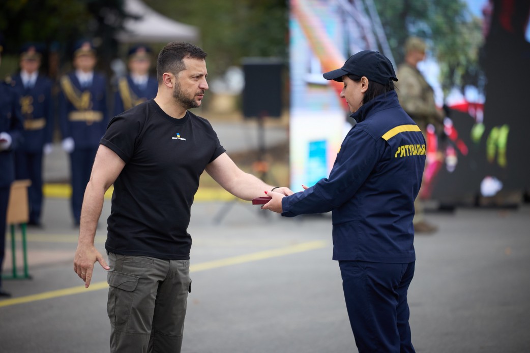 Владимир Зеленский награждает работников ГСЧС. Фото: ОП