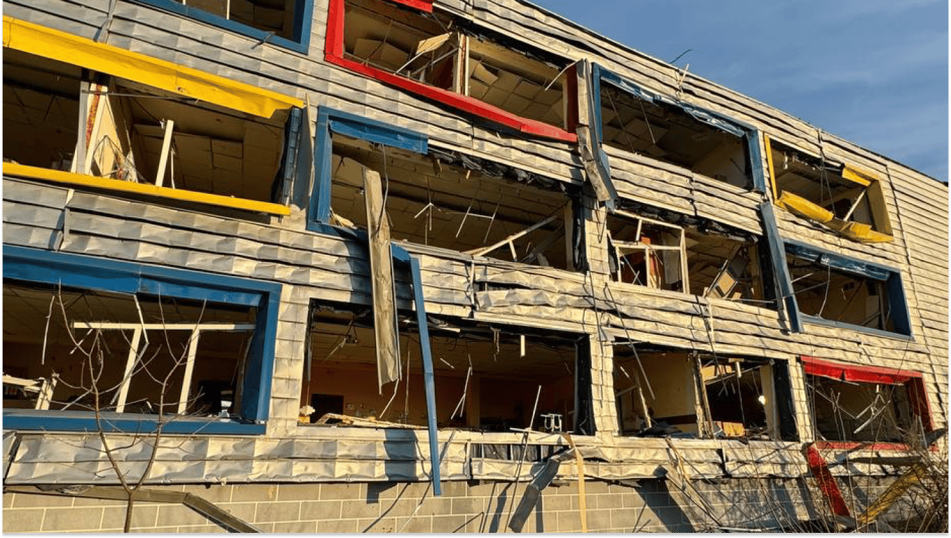 Розбитий фасад навчального закладу. Фото: Одеська міська рада 