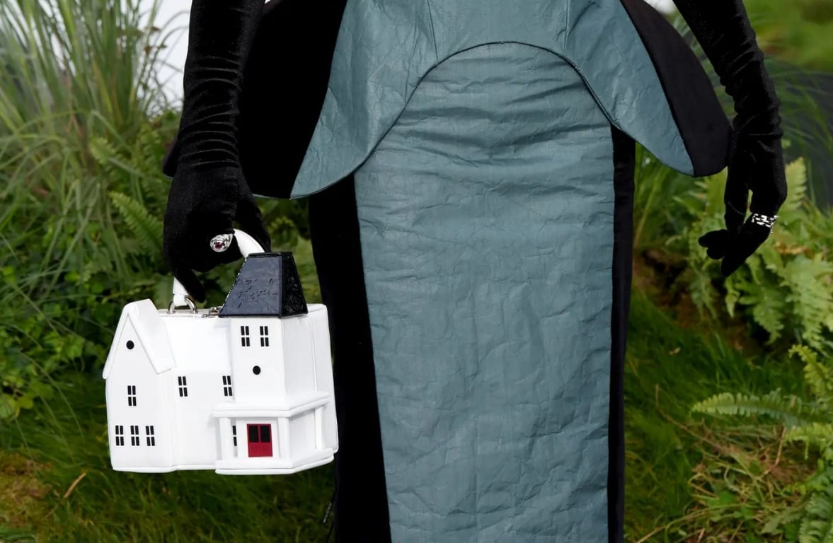 Звезда "Венздей" удивила поклонников причудливой сумочкой на премьере "Битлджус 2" - фото 2