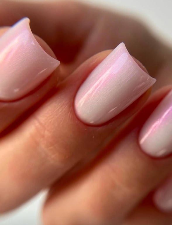 Натуральному манікюрі можна додати блиску