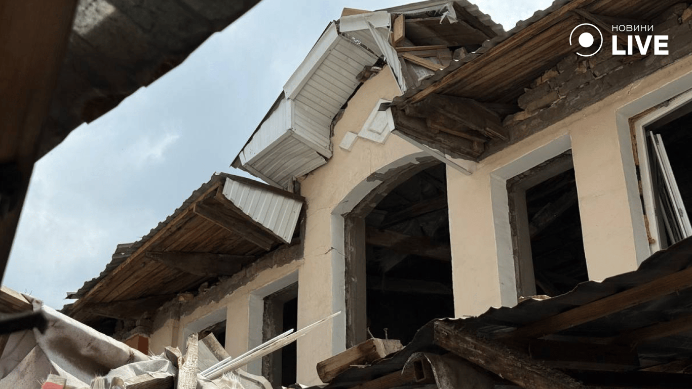 Зруйнована покрівля на базарі 