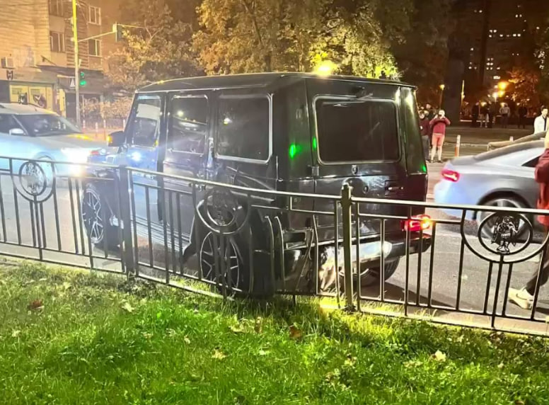 Пошкоджена автівка внаслідок ДТП у Києві 5 жовтня