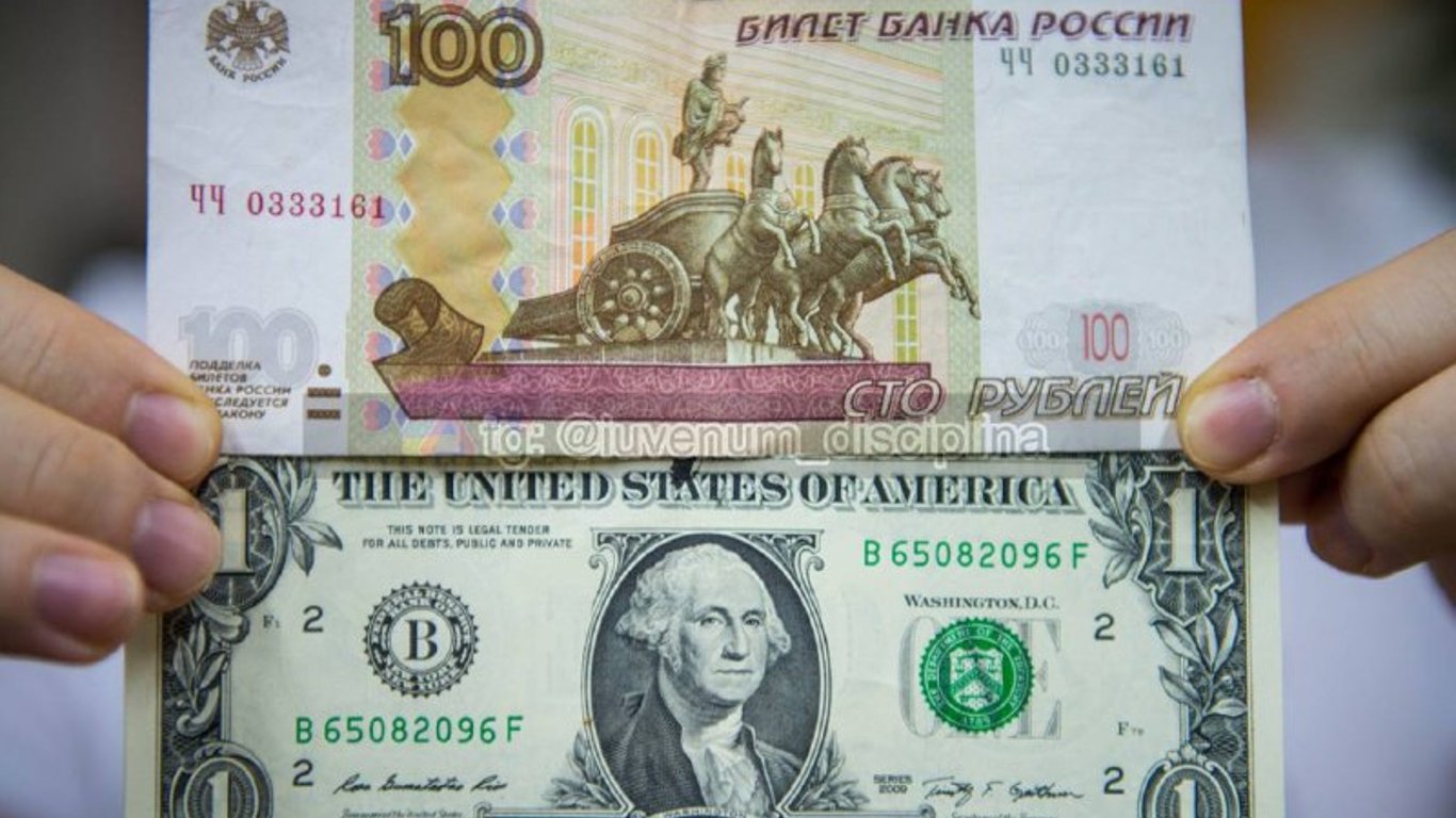 Психологический шок в России: курс доллара пересек отметку в 100 рублей