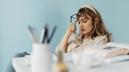 Звички, які непомітно руйнують психіку — ви й не здогадувались - 285x160