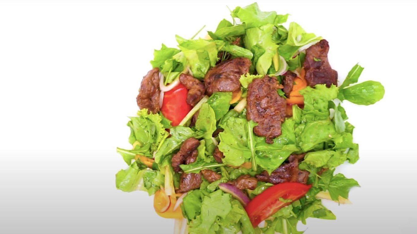 Рецепт смачного салату з овочами та м'ясом — відео