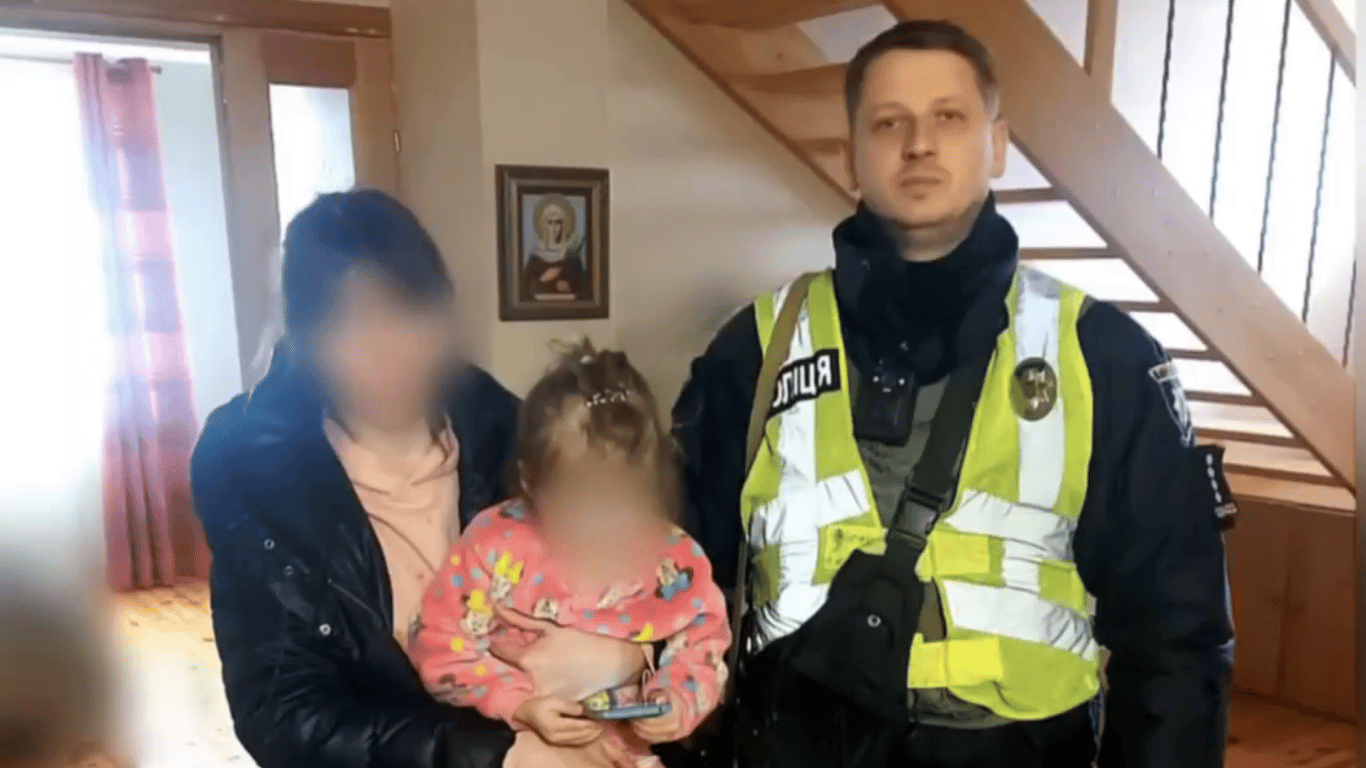 На Київщині патрульні врятували дівчинку, яка замкнулася у будинку