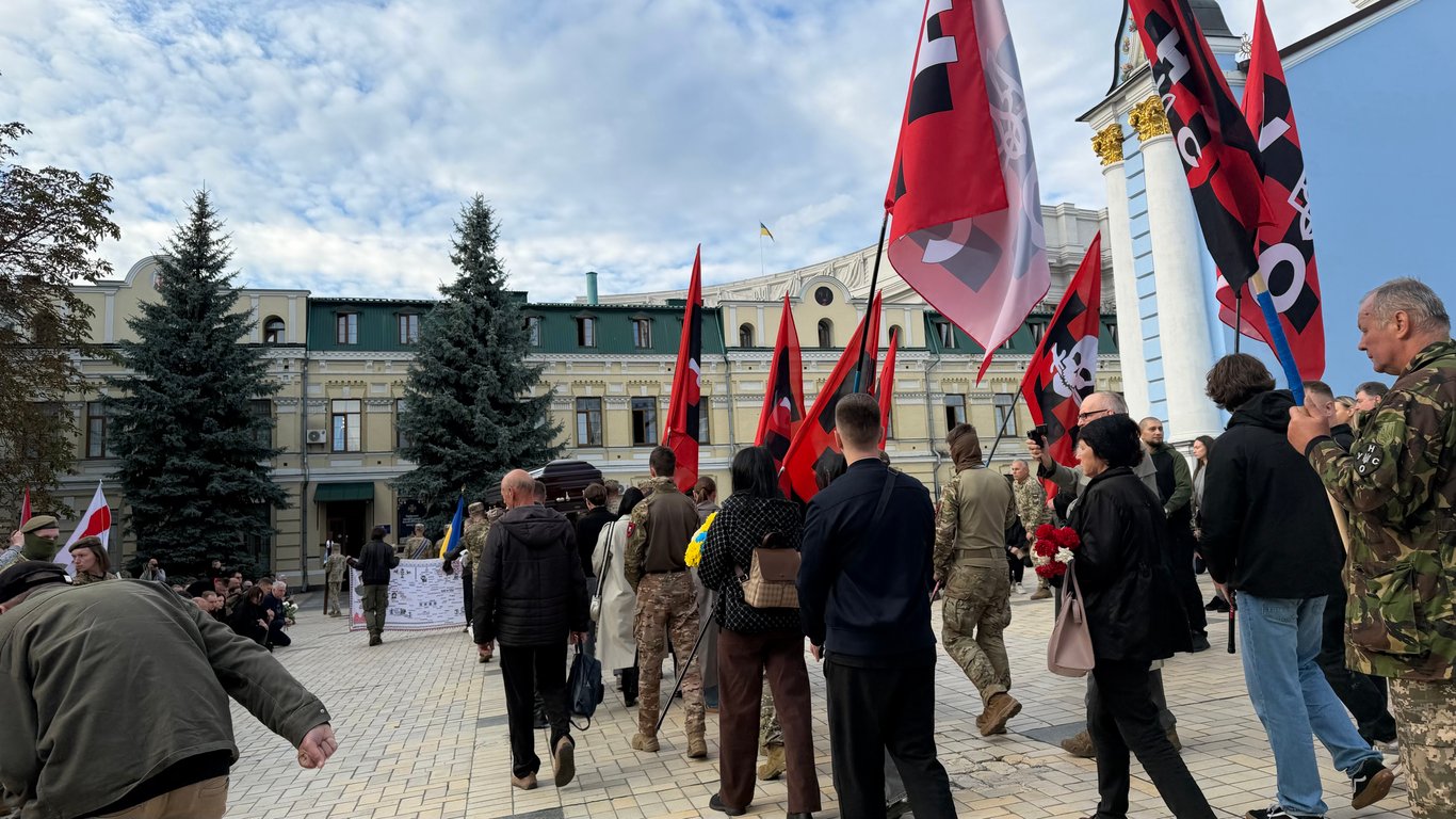 На церемонію прощання прийшли друзі, побратими та знайомі Миколи Карпюка