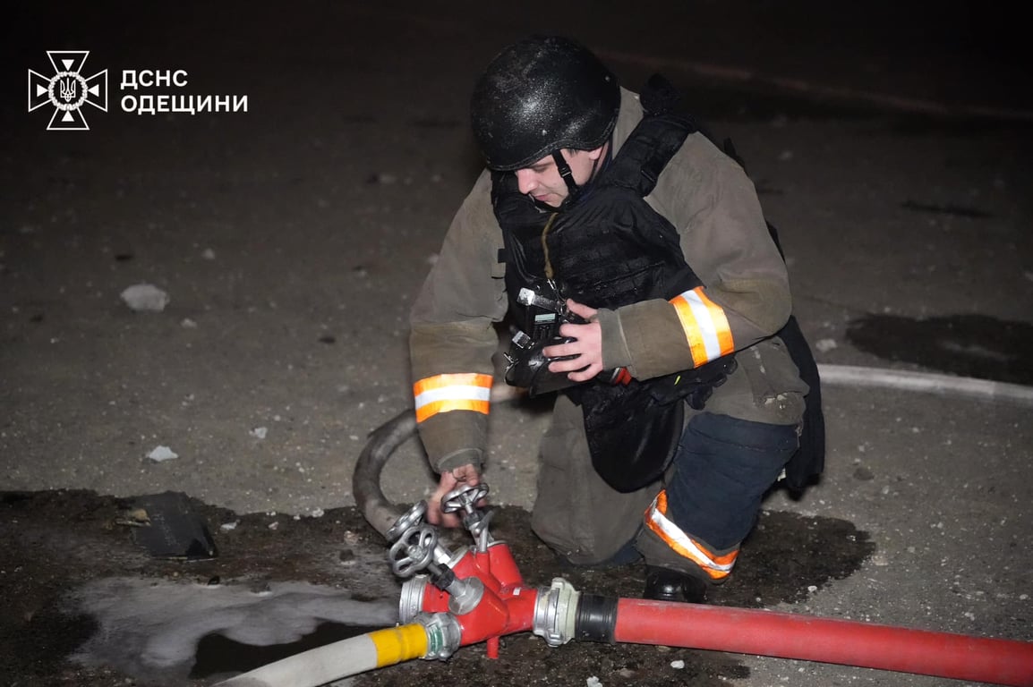 Нічна атака на Одещину — є поранені та руйнування у місті - фото 3