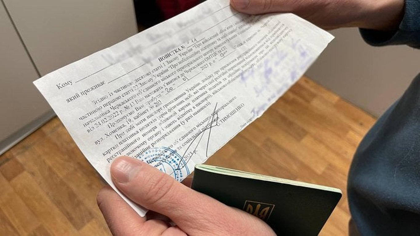 В Чернигове адвокату вручили повестку и незаконно удерживали в ТЦК