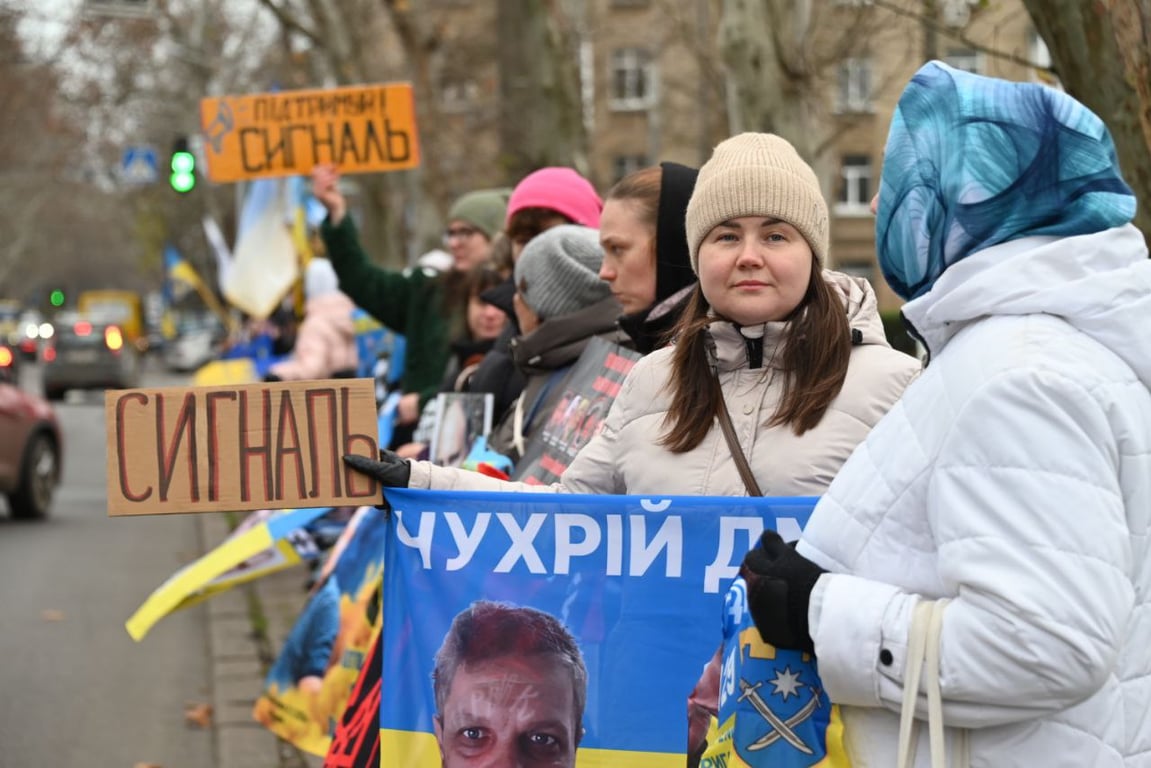 Група учасників із плакатами “Полон вбиває” на проспекті Шевченка.