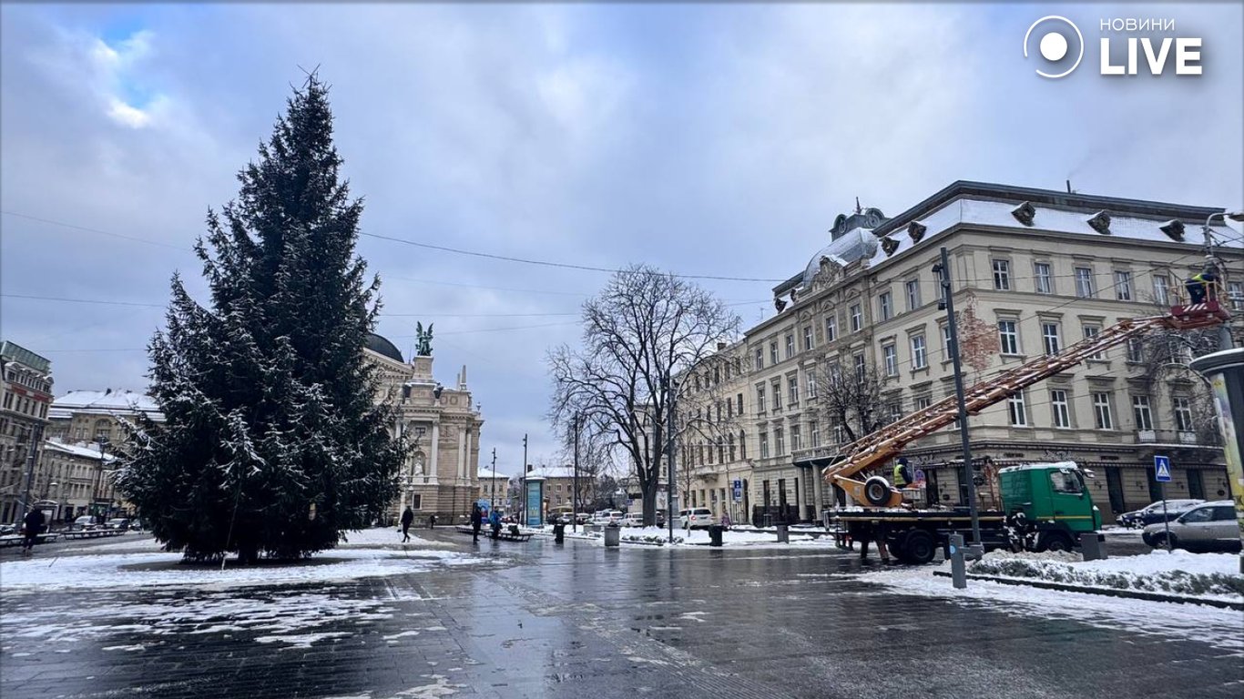 демонтаж новорічної ялинки у Львові