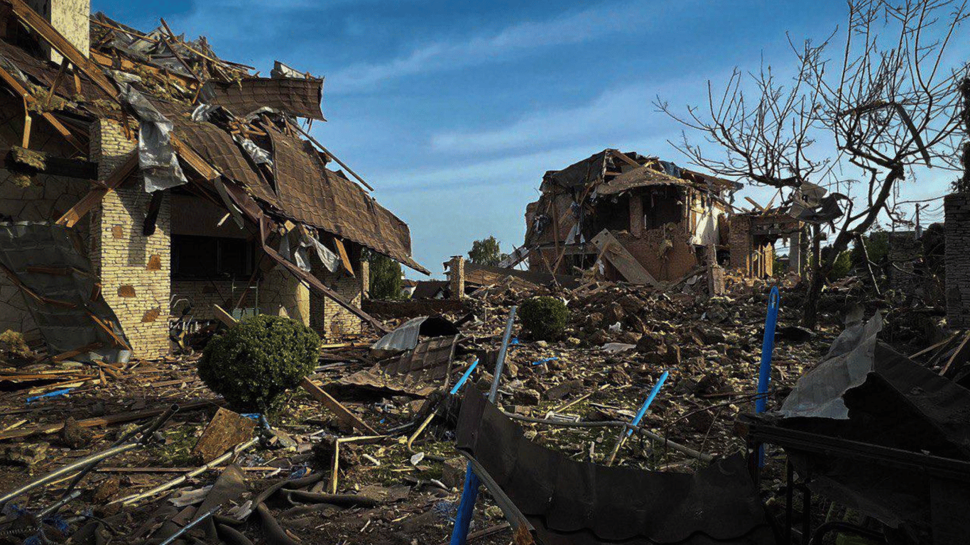 Из-за падения обломков ракеты в Киевской области зафиксировано разрушение