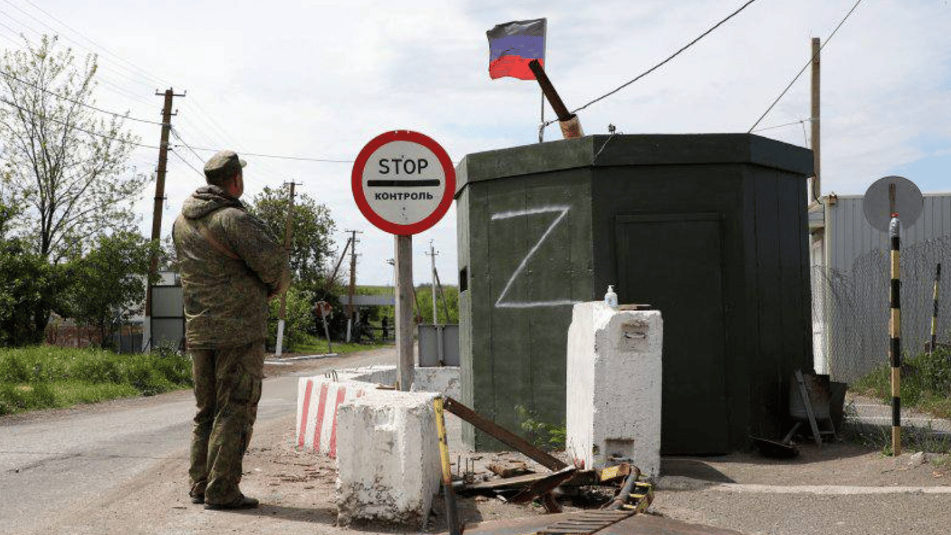 На въезде в оккупированный Северодонецкий оккупанты ставят мужчин на военный учет