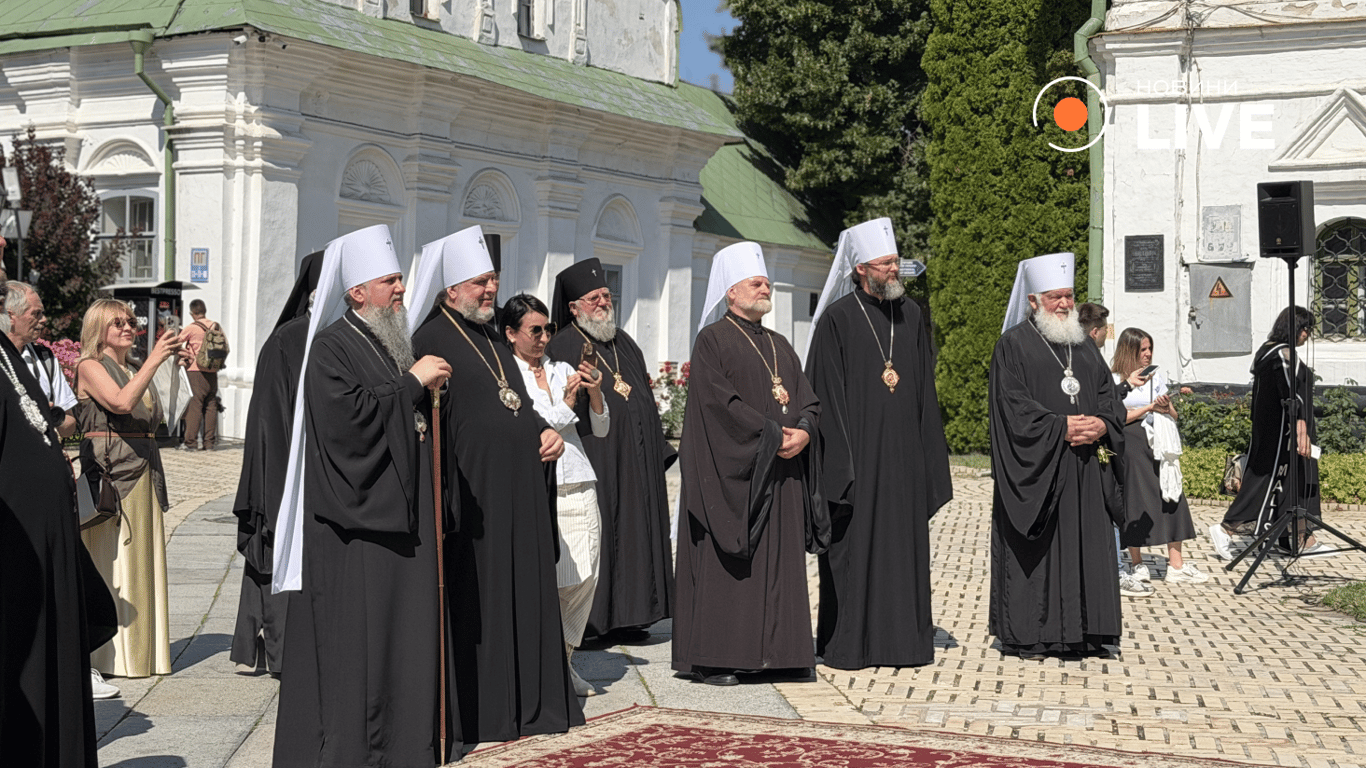 Памʼятник Мазепі на території Києво-Печерської лаври
