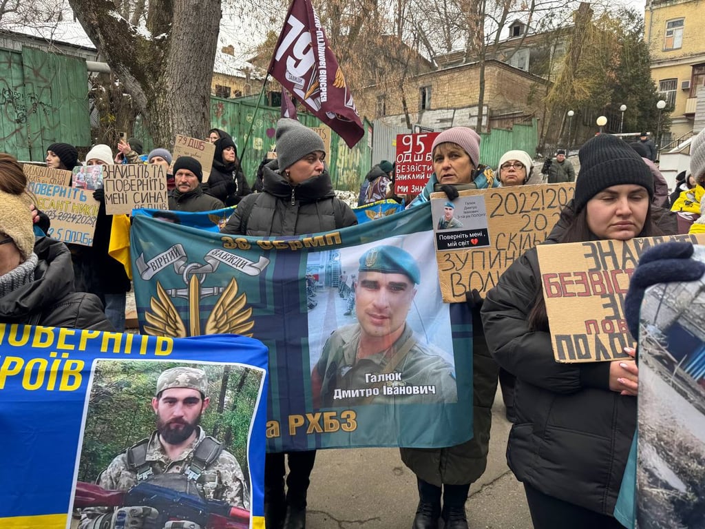 мітинг біля будівлі Червоного Хреста в Києві