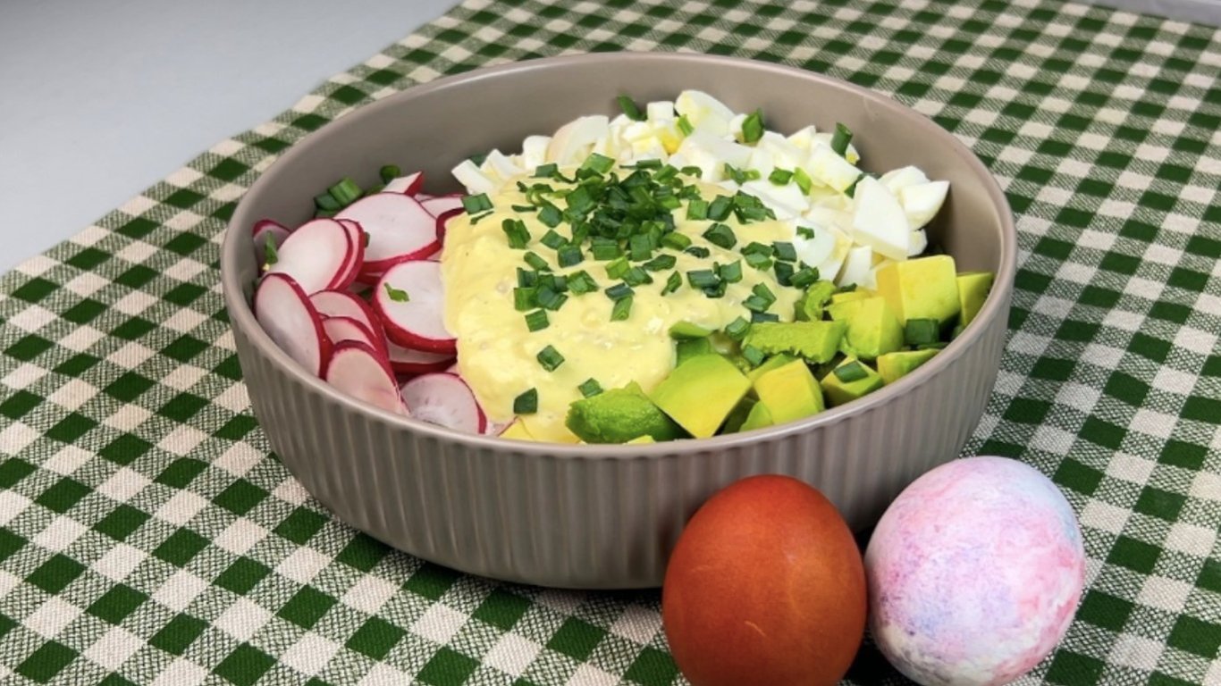 Популярный весенний салат по-новому: секрет в соусе