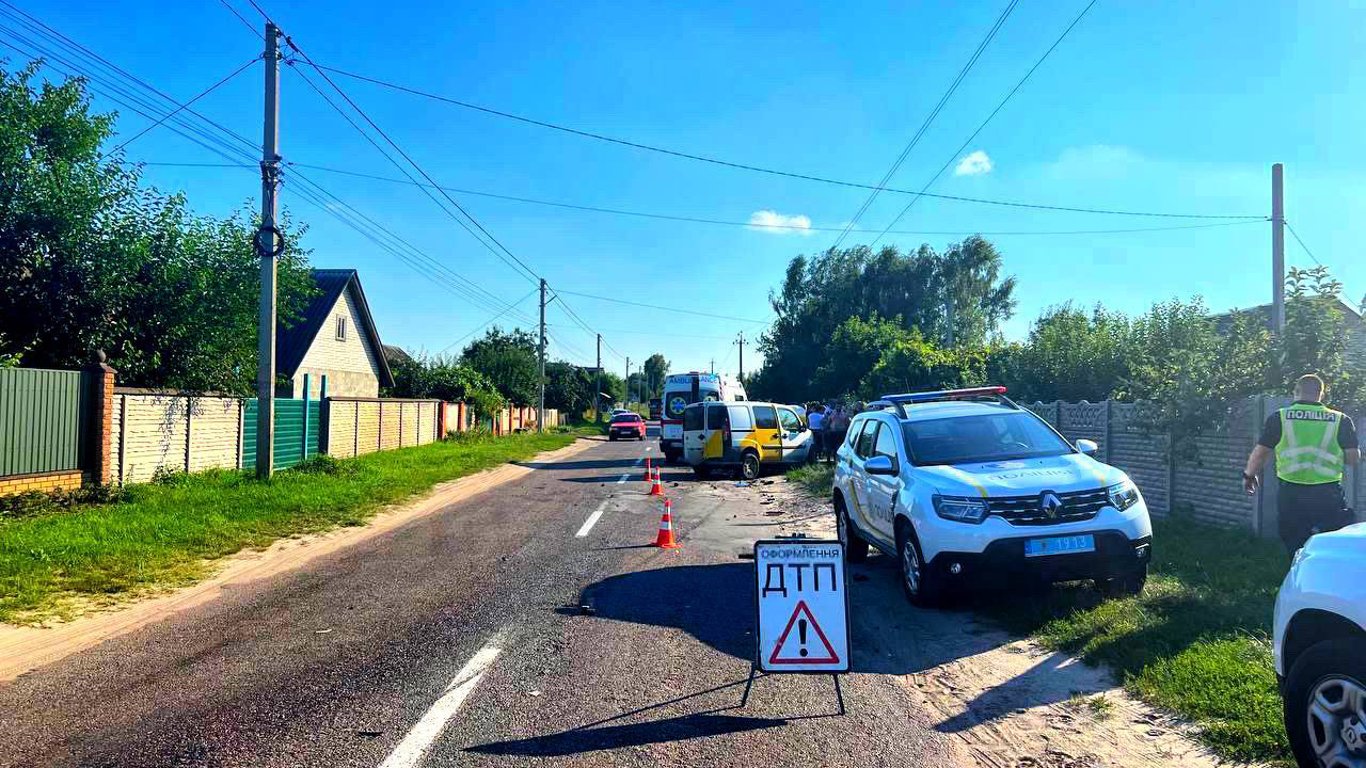 ДТП с пострадавшими в Киевской области: водитель BMW врезался в припаркованное авто