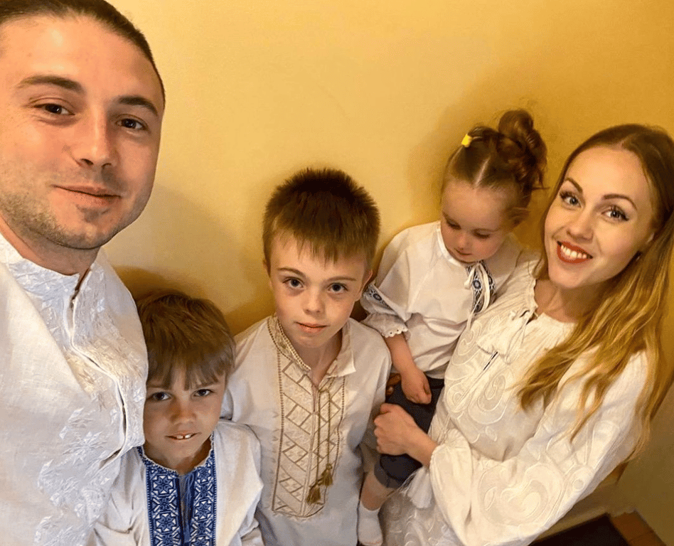 Alyosha со своим мужем Тарасом Тополей и тремя детьми