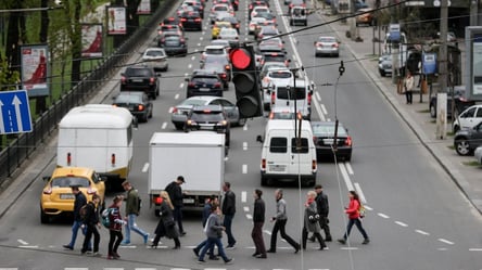 Привычка водителя на светофоре, которая убивает сцепление авто - 285x160