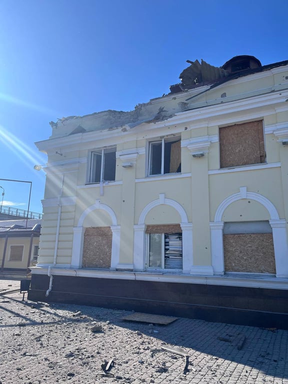 Залізничний вокзал Херсона після артилерійського удару РФ