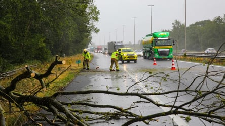 В Нидерландах произошел мощный шторм: остановлено движение самолетов и поездов - 285x160