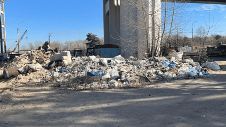 На Трухановому острові утворили стихійне сміттєзвалище — кого підозрює прокуратура - 285x160