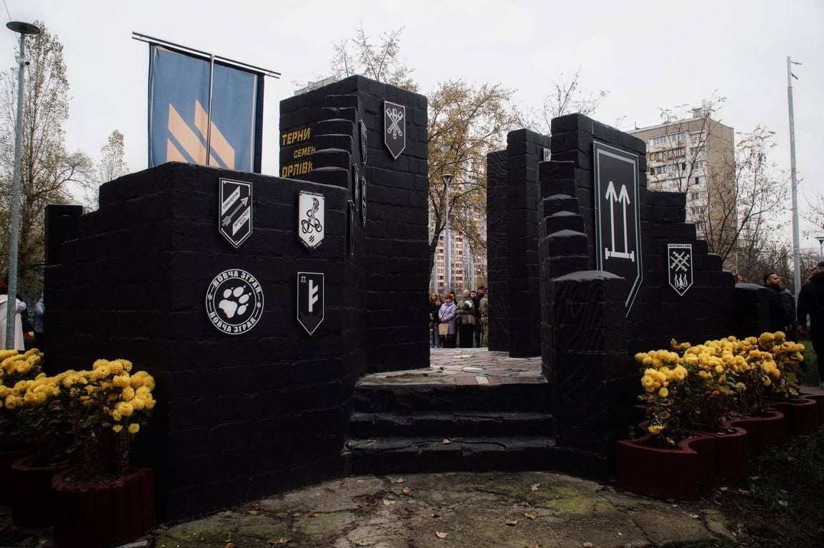 Новий меморіал на честь загиблих штурмовиків відкрили на Оболоні