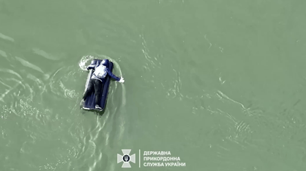 Плыл в Молдову на надувном матрасе — пограничники задержали очередного уклониста - 285x160
