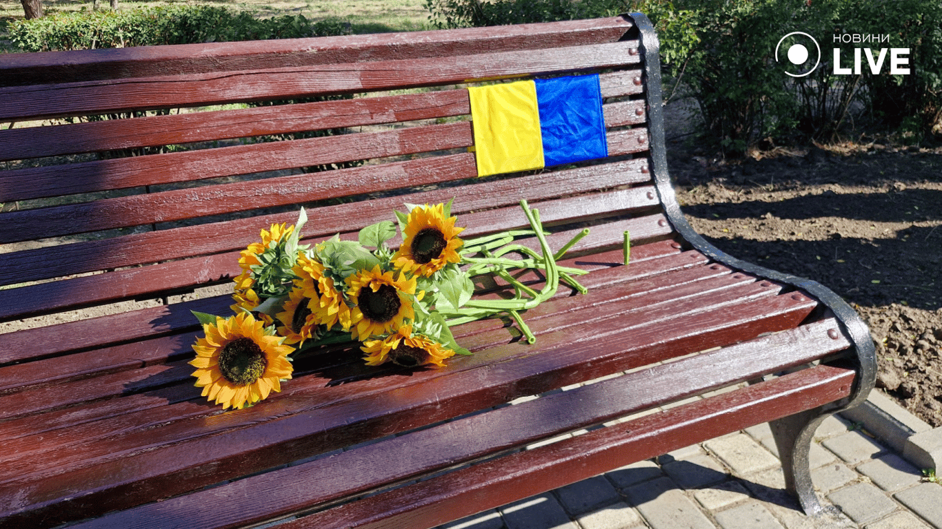 Соняхи та прапор України на пам'ятній лавці в Одесі